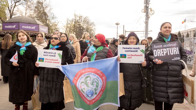 De Ziua Internațională a Romilor, peste o sută de femei rome din Moldova și Ucraina, alături de susținători, s-au adunat la o demonstrație publică de solidaritate în cadrul celei de-a cincea ediții a Marșului Femeilor Rome. Evenimentul a fost organizat de Platforma Femeilor Rome „ROMNI”, în colaborare cu UN Women Moldova și cu sprijinul financiar al Uniunii Europene, prin proiectul EVOLVE4GE, și cu susținerea Ambasadei Suediei în Moldova.